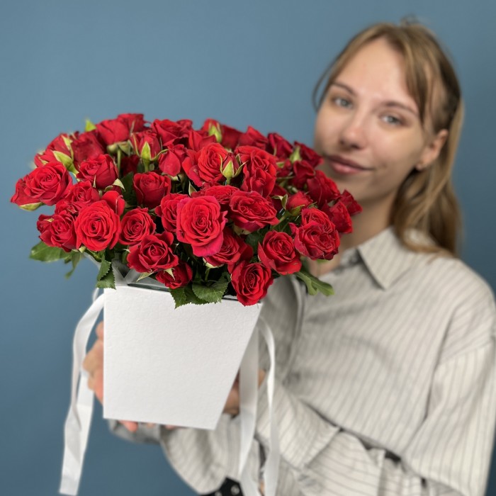 25 красных кустовых роз в коробке